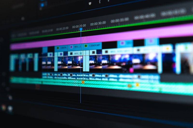 Ingénieur au montage d'un cours en ligne